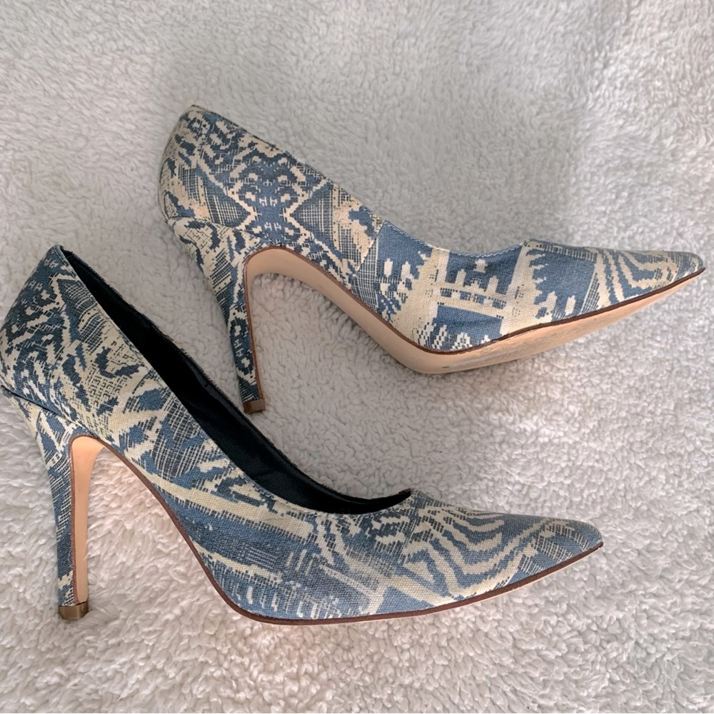 Nine West Jackpot Pumps Blue Aztec Print Heels  size 6.5